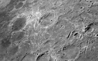 Pochodzenie tajemniczych, jasnych wirów i wstęg na Księżycu można tłumaczyć impaktami komet - do takich wniosków doszli naukowcy z Brown University. Credits: NASA