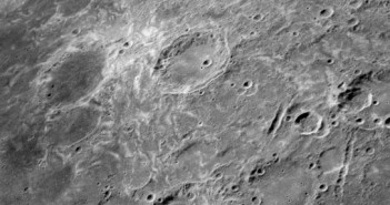 Pochodzenie tajemniczych, jasnych wirów i wstęg na Księżycu można tłumaczyć impaktami komet - do takich wniosków doszli naukowcy z Brown University. Credits: NASA