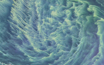 Zakwit sinic w Bałtyku. Na zdjęciu widać również statek przecinający maty cyjanobakterii. Credits: NASA