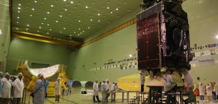 Inmarsat 5 F3 przed integracją z rakietą Proton-M / Credits - Chruniczew