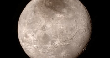 Charon - zdumiewająco odmienny w porównaniu z Plutonem / Credits - NASA/JHUAPL/SWRI