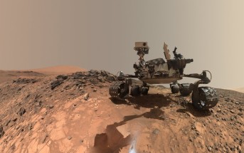 Łazik MSL w regionie Buckskin. Na jednym z kół przednich łazika widać wyraźne uszkodzenia. / Credits - NASA/JPL-Caltech/MSSS