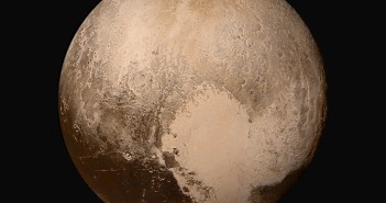Pluton z 14 lipca 2015 roku, z odległości około 450 tysięcy km. Po środku Tombaugh Regio. / Credits - NASA / Johns Hopkins University Applied Physics Laboratory / Southwest Research Institute