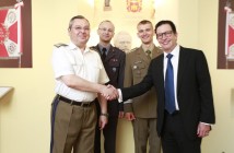 Przekazanie stypendiów Raytheon naukowcom z WAT. Na zdjęciu od lewej: rektor komendant WAT gen. bryg. prof. Zygmunt Mierczyk, por. Witold Bużantowicz, sierż. pchr. Damian Frąszczak, i prezes Raytheon International Tom Vecchiolla / Credit: WAT