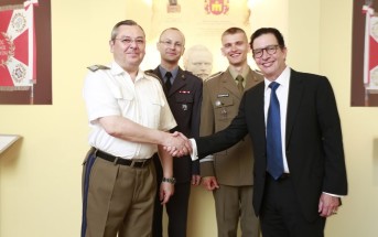 Przekazanie stypendiów Raytheon naukowcom z WAT. Na zdjęciu od lewej: rektor komendant WAT gen. bryg. prof. Zygmunt Mierczyk, por. Witold Bużantowicz, sierż. pchr. Damian Frąszczak, i prezes Raytheon International Tom Vecchiolla / Credit: WAT