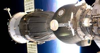 Kapsuła Sojuz przy ISS / Credits - NASA, ESA, Roskosmos