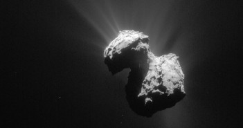 Spojrzenie na kometę 67P z 5 lipca 2015 / Credits - ESA/Rosetta/NAVCAM, CC BY-SA IGO 3.0