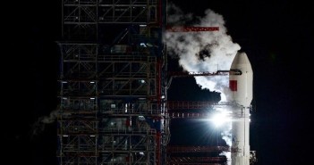 Rakieta CZ-3B przed startem - 12.09.2015 / Credits - news.cn
