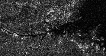 Dolina rzeczna niewiadomego pochodzenia na Tytanie. Nowy model sugeruje, że ma ona związek z azotowymi rzekami. Credits: NASA/JPL-Caltech/ASI