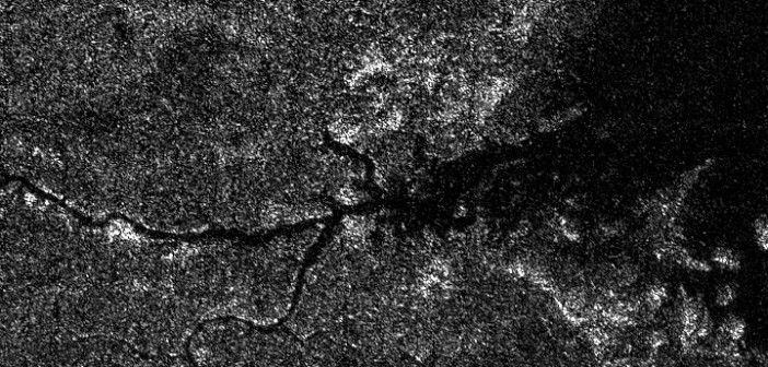 Dolina rzeczna niewiadomego pochodzenia na Tytanie. Nowy model sugeruje, że ma ona związek z azotowymi rzekami. Credits: NASA/JPL-Caltech/ASI