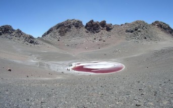Wysokogórskie jezioro Aguas Calientes. Czerowną barwę zawdzięcza mechanizmom obronnych przed promieniowaniem UV alg, które je zamieszkują. Credits: The High Lakes Project: The SETI Institute Carl Sagan Center/NASA Ames/ NAI