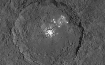 Krater Occator na Ceres z tajemniczymi jasnymi obszarami w swoim wnętrzu. Credits: NASA/JPL-Caltech/UCLA/MPS/DLR/IDA