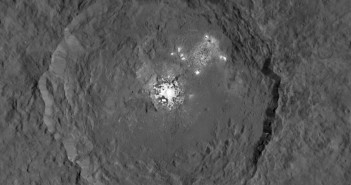 Krater Occator na Ceres z tajemniczymi jasnymi obszarami w swoim wnętrzu. Credits: NASA/JPL-Caltech/UCLA/MPS/DLR/IDA