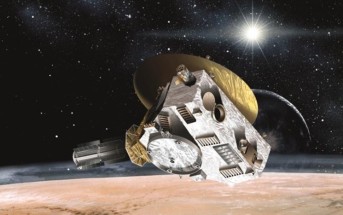 Sonda New Horizons nad Plutonem z anteną skierowaną ku Słońcu i Ziemi / Credits - grafika NASA