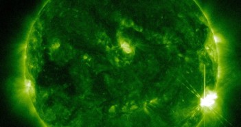 Moment rozbłysku klasy M5.5 z 2 października 2015 / Credits - NASA, SDO