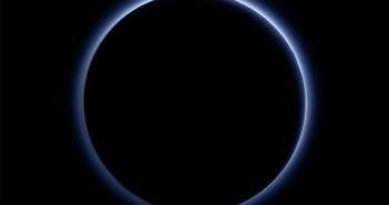 Niebieskawa atmosfera Plutona / Credits - NASA/JHUAPL/SwRI