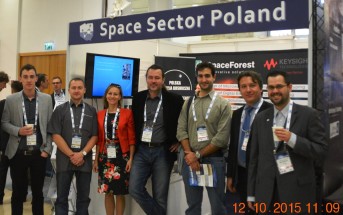 Przed polskim stanowiskiem na IAC 2015 / Credits - K. Kanawka, Blue Dot SolutionsPrzed polskim stanowiskiem na IAC 2015 / Credits - K. Kanawka, Blue Dot Solutions