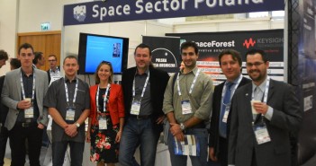 Przed polskim stanowiskiem na IAC 2015 / Credits - K. Kanawka, Blue Dot SolutionsPrzed polskim stanowiskiem na IAC 2015 / Credits - K. Kanawka, Blue Dot Solutions