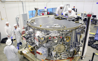 Moduł serwisowy statku kosmicznego Cygnus w trakcie przygotowań do misji w zakładach Orbital ATK / Źródło: Orbital ATK
