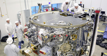 Moduł serwisowy statku kosmicznego Cygnus w trakcie przygotowań do misji w zakładach Orbital ATK / Źródło: Orbital ATK