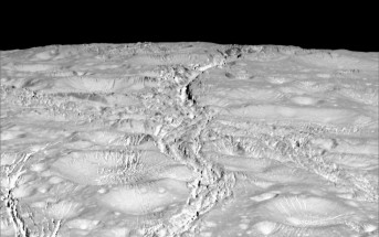 Powierzchnia Enceladusa sfotografowana przez sondę Cassini w trakcie zbliżenia z 14 października 2015 / Credit: NASA-JPL