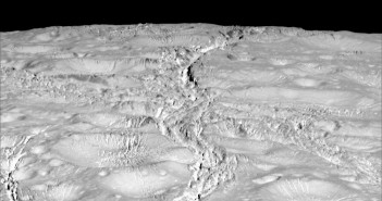Powierzchnia Enceladusa sfotografowana przez sondę Cassini w trakcie zbliżenia z 14 października 2015 / Credit: NASA-JPL