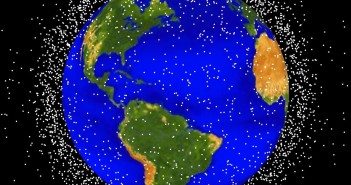 Śmieci kosmiczne na niskiej orbicie okołoziemskiej (LEO) / Credit: NASA