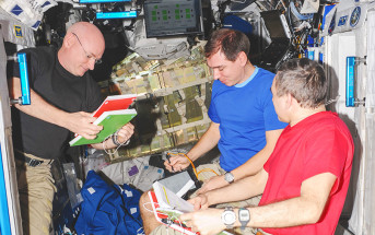Astronauci w trakcie przeglądu procedur na pokładzie Międzynarodowej Stacji Kosmicznej / Źródło: NASA