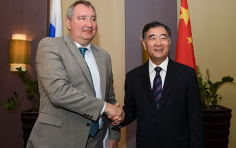 Dimitrij Rogozin i Wang Yang / Credit: Rada Państwa ChRL