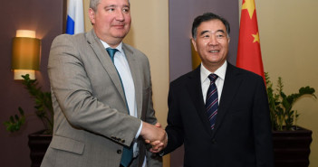 Dimitrij Rogozin i Wang Yang / Credit: Rada Państwa ChRL