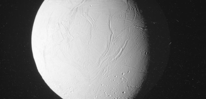 Cassini zbliża się do Enceladusa - 28.10.2015 / Credits - NASA/JPL-Caltech/Space Science Institute