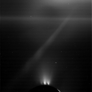 Aktywne gejzery Enceladusa - 28.10.2015 / Credits - NASA/JPL-Caltech/Space Science Institute