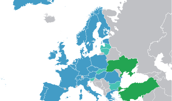Państwa członkowskie Europejskiej Agencji Kosmicznej (kolor niebieski). W kolorze jasnoniebieskim zaznaczono Europejskie Państwa Współpracujące (ECS), a na zielono sygnatariuszy Umowy o Współpracy