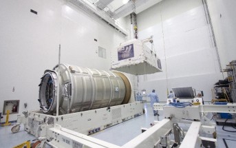 Statek transportowy Cygnus w Space Station Processing Facility / Źródło: Jim Grossmann