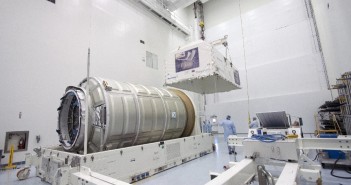 Statek transportowy Cygnus w Space Station Processing Facility / Źródło: Jim Grossmann
