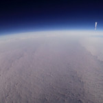 Opadający balon obok gondoli z misji BEXUS 21 / Credits - zespół FREDE
