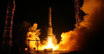Start Protona-M z Ekspressem-AMU1 / Credits - Artyom