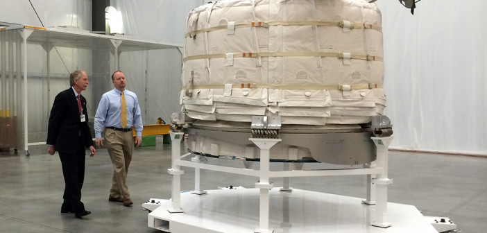 Przedstawiciele NASA w trakcie oględzin nadmuchiwanego modułu Bigelow Aerospace. Fabryka Bigelow, Las Vegas, Marzec 2015. Moduł zostanie wyniesiony do przetestowania na Międzynarodowej Stacji Kosmicznej na początku 2016 roku. Image Credit: NASA / Stephanie Schierholz