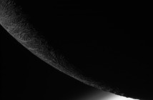 Fragment krawędzi Enceladusa z atmosferą Saturna w tle / Źródło: NASA