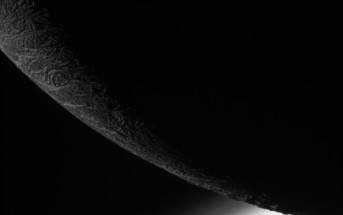 Fragment krawędzi Enceladusa z atmosferą Saturna w tle / Źródło: NASA