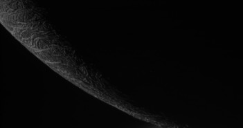 Fragment krawędzi Enceladusa z atmosferą Saturna w tle / Źródło: NASA