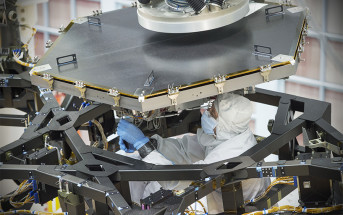 Inżynier NASA w trakcie instalacji pierwszego lustra Teleskopu Jamesa Webba / Źródło: NASA/Chris Gunn
