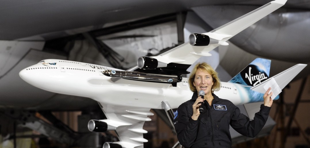 Kelly Latimer, pilot-oblatywacz Virgin Galactic, i model B747 z rakietą Launcher One, na tle prawdziwego Jumbo Jeta / Credit: Virgin Galactic