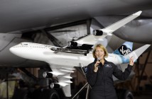 Kelly Latimer, pilot-oblatywacz Virgin Galactic, i model B747 z rakietą Launcher One, na tle prawdziwego Jumbo Jeta / Credit: Virgin Galactic