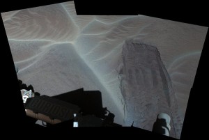 Ślad po ruchu jednego z kół łazika po piaskach wydmy “Bagnold Dunes” / Credits - NASA/JPL-Caltech/MSSS 