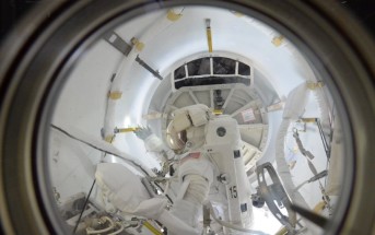 Astronauta ESA Tim Peake wykonał zdjęcie jednego ze spacerowiczów w czasie pobytu w śluzie Quest. Źródło: NASA/ESA/Tim Peake