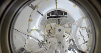Astronauta ESA Tim Peake wykonał zdjęcie jednego ze spacerowiczów w czasie pobytu w śluzie Quest. Źródło: NASA/ESA/Tim Peake