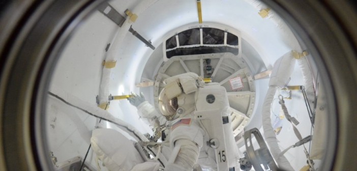 Astronauta ESA Tim Peake wykonał zdjęcie jednego ze spacerowiczów w czasie pobytu w śluzie Quest. Źródło: NASA/ESA/Tim Peake
