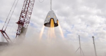 Test silniczków SuperDraco na uwięzi / Credits - SpaceX