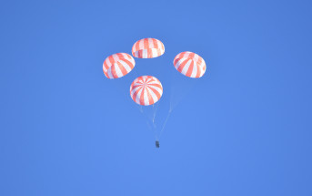 Test spadochronów głównych załogowej kapsuły Dragon, 27 stycznia 2016 / Credit: NASA